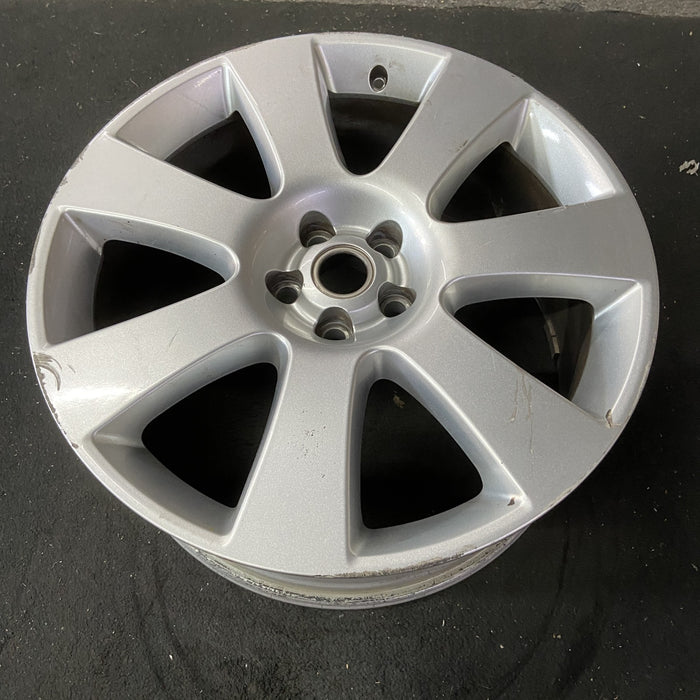 22" RANGE ROVER 13-14 , 22x9.5, 7 spoke Original OEM Wheel Rim - Close-Up Detail