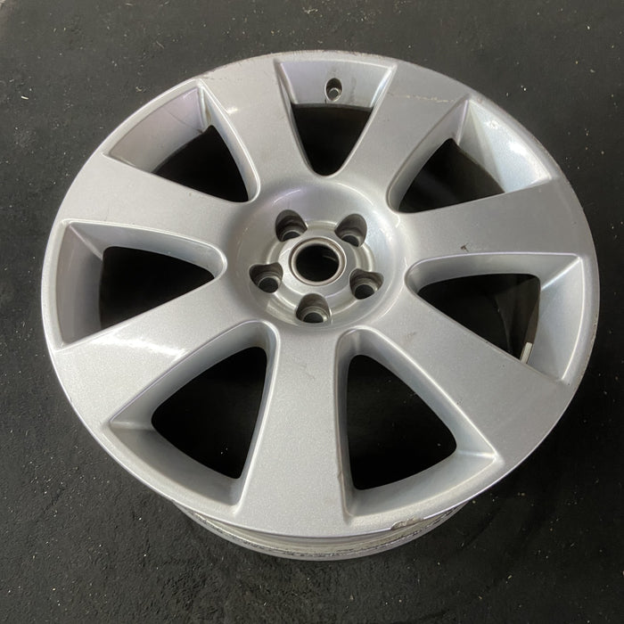 22" RANGE ROVER 13-14 , 22x9.5, 7 spoke Original OEM Wheel Rim - Close-Up Detail