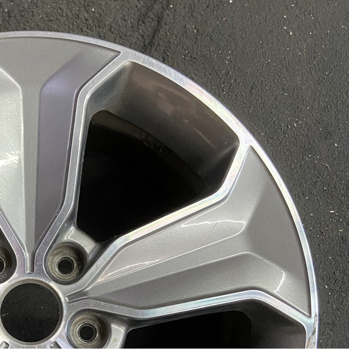 18" SANTA FE 13 18x7.5 alloy 5 spoke 3.3L LWB Original OEM Wheel Rim - Close-Up Detail