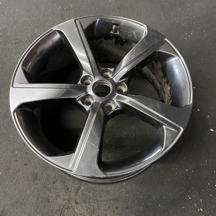 19" G70 20 19x8.5 , 5 spoke, ID 52910G9280 Original OEM Wheel Rim - Close-Up Detail