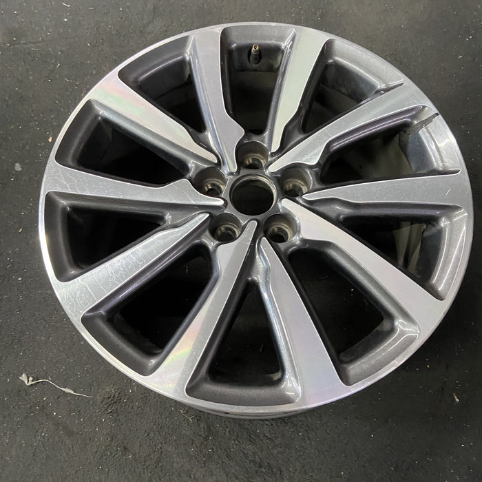 18" MKC 19 18x8 , 10 spoke, machined face with pockets Original OEM Wheel Rim - Close-Up Detail