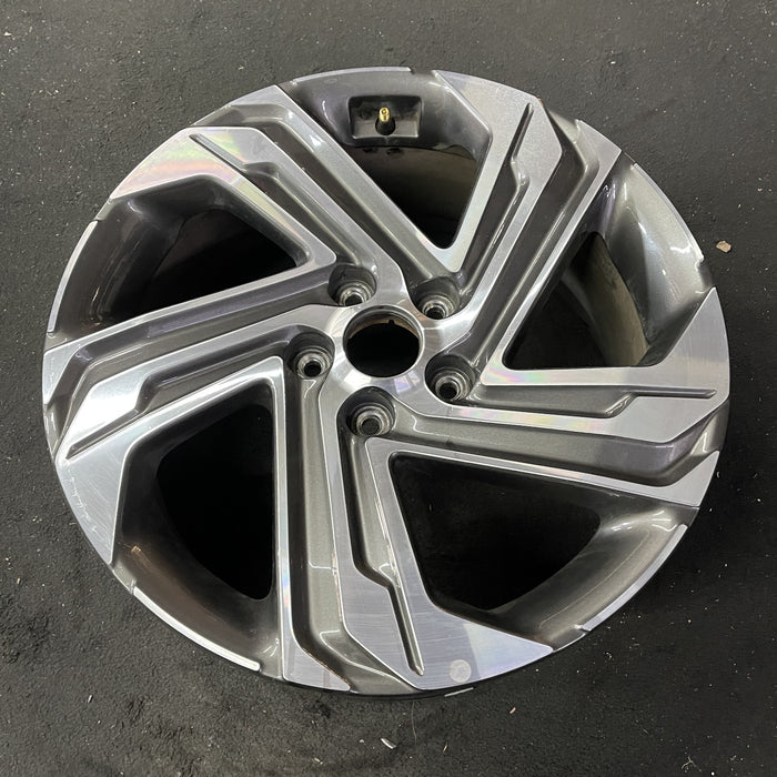 18" SANTA FE 21 18x7.5 Original OEM Wheel Rim - Close-Up Detail