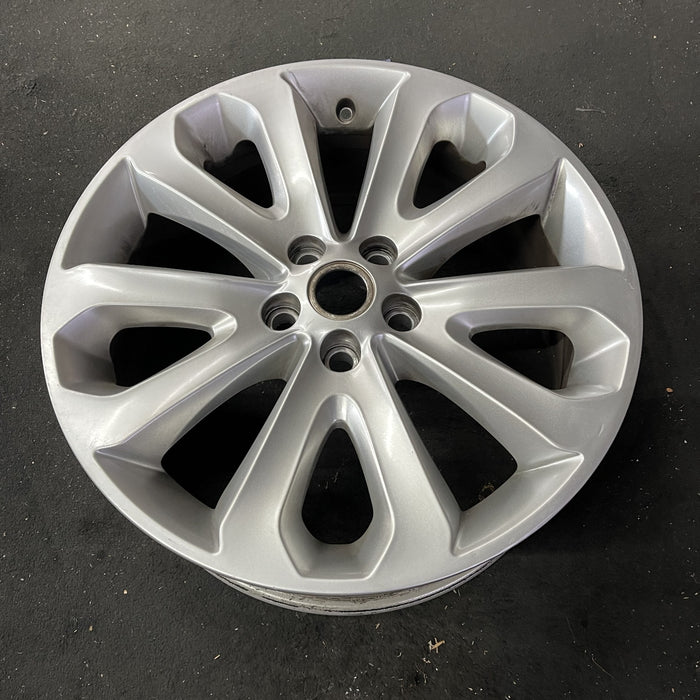 20" RANGE ROVER 13-17 , 20x8.5, , silver Original OEM Wheel Rim - Close-Up Detail