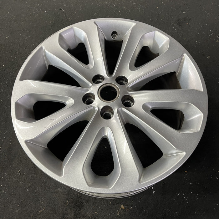 20" RANGE ROVER 13-17 , 20x8.5, , silver Original OEM Wheel Rim - Close-Up Detail