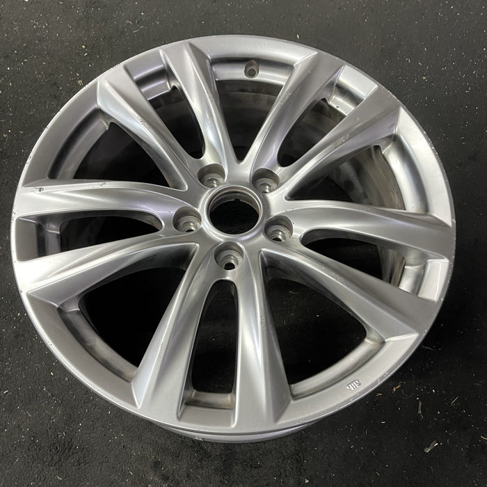 18" INFINITI Q70 15-19 18x8 , , SWB Original OEM Wheel Rim - Close-Up Detail