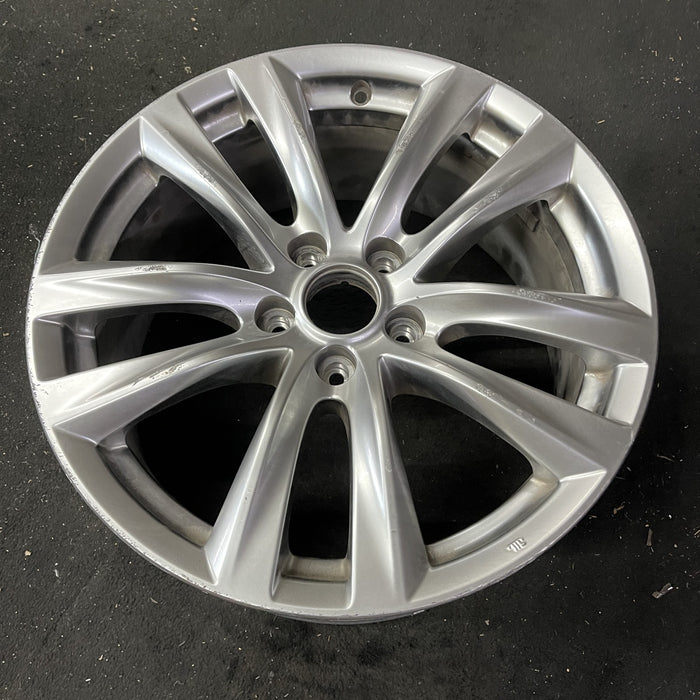 18" INFINITI Q70 15-19 18x8 , , SWB Original OEM Wheel Rim - Close-Up Detail