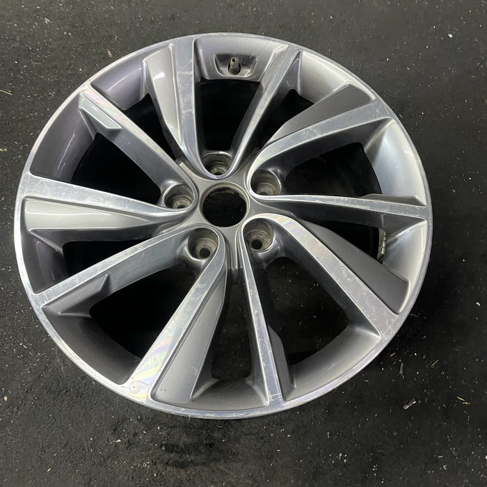 18" SANTA FE 19 18x7.5 , SWB Original OEM Wheel Rim - Close-Up Detail