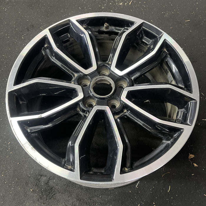19" MUSTANG 13-14 19x8.5 , machined edges , 5 split spoke, Y spoke design - Close-Up Detail