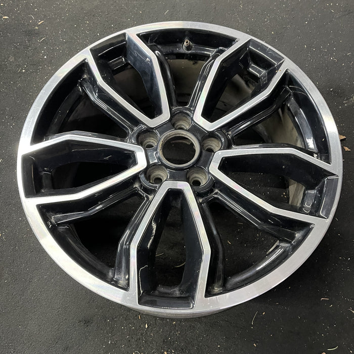 19" MUSTANG 13-14 19x8.5 , machined edges , 5 split spoke, Y spoke design - Close-Up Detail