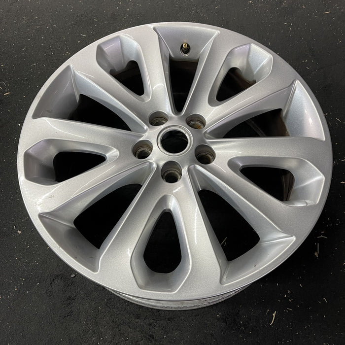 20" RANGE ROVER 13-17 , 20x8.5, , silver Original OEM Wheel Rim - Close-Up Detail