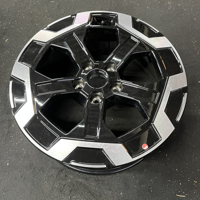 18" SANTA FE 24 gasoline, 18x7.5 , machined black Original OEM Wheel Rim - Close-Up Detail