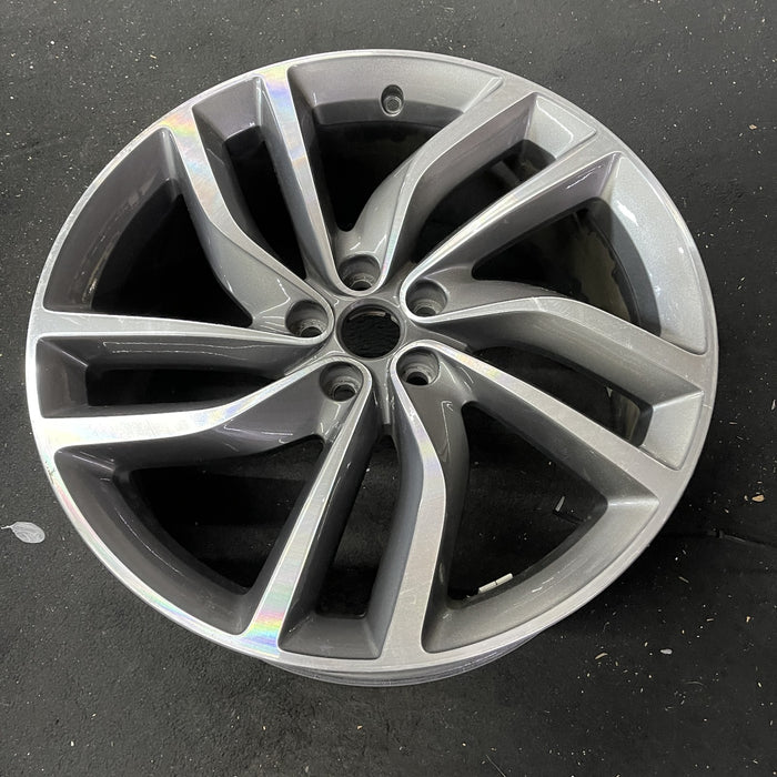 20" XF 16-20 20x8.5 , 5 double spoke, turbine Original OEM Wheel Rim - Close-Up Detail