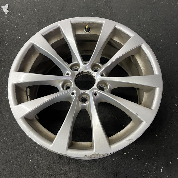 17" BMW 320i 12-13 , 17x7.5 , 5 spoke, V spoke, narrow spoke edge Original OEM - Close-Up Detail