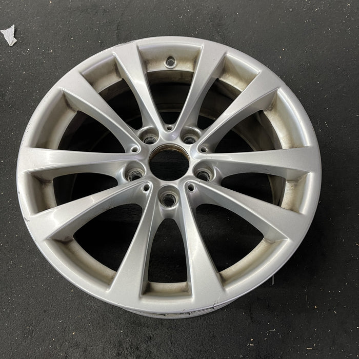 17" BMW 320i 12-13 , 17x7.5 , 5 spoke, V spoke, narrow spoke edge Original OEM - Close-Up Detail