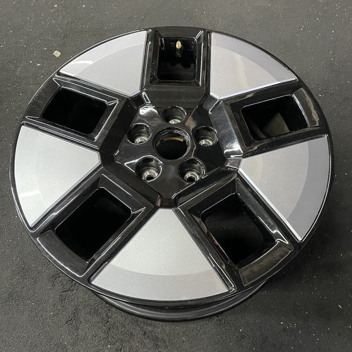 18" SANTA FE 24 hybrid, 18x7.5 Original OEM Wheel Rim - Close-Up Detail