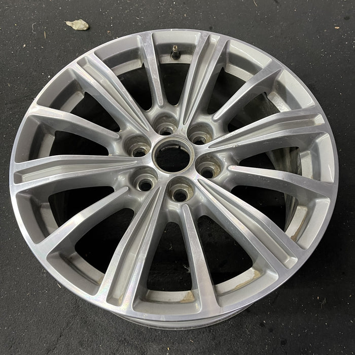 18" XT5 17-19 18x8, Original OEM Wheel Rim - Close-Up Detail