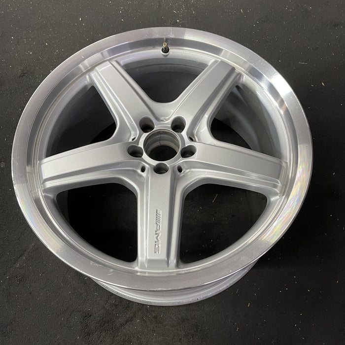 21" MERCEDES GL-CLASS 08-09 164 Type; GL550, 21x10 Original OEM Wheel Rim - Close-Up Detail
