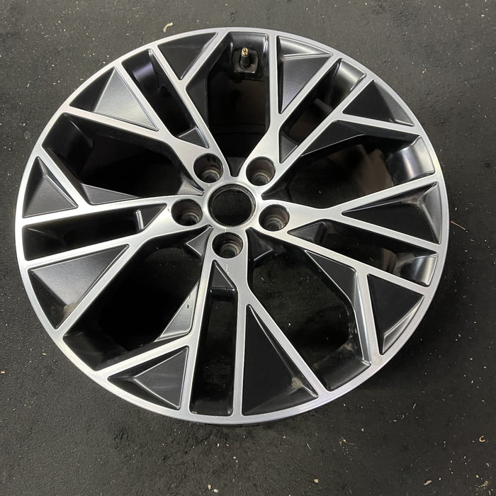 19" ELANTRA 22-23 19x8 Original OEM Wheel Rim - Close-Up Detail