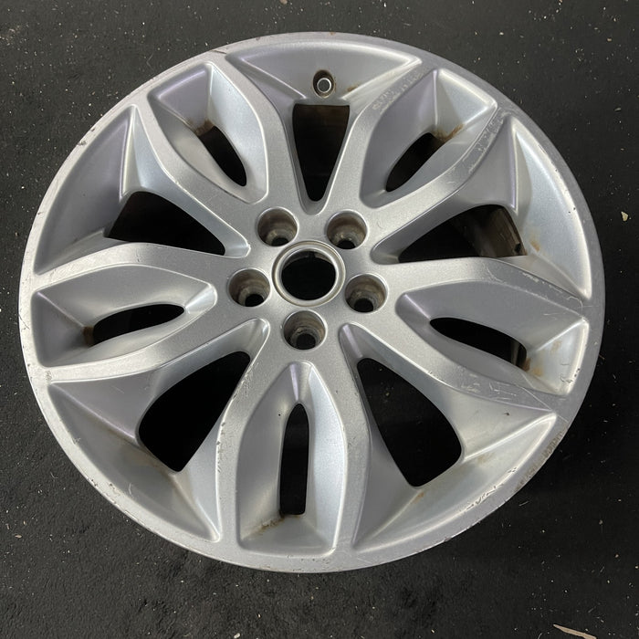 18" LR2 11-15 18x8 , Original OEM Wheel Rim - Close-Up Detail