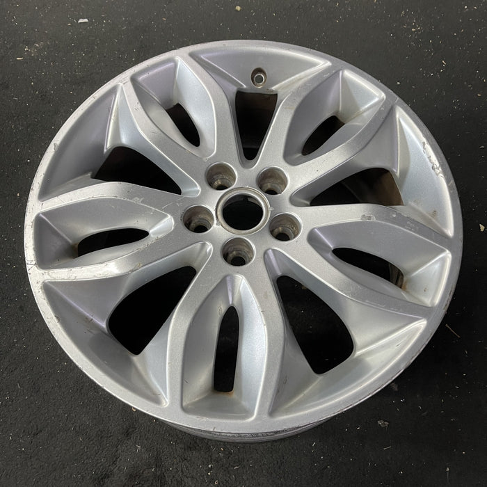 18" LR2 11-15 18x8 , Original OEM Wheel Rim - Close-Up Detail