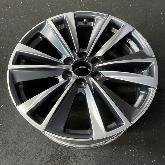 22" ESCALADE 24 22x9, 6 spoke, double spoke Original OEM Wheel Rim - Close-Up Detail
