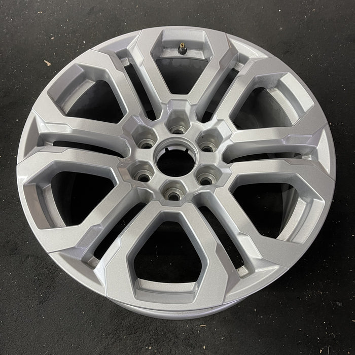 20" CANYON 23-24 20x9, machined dark gray , open spoke Original OEM Wheel Rim - Close-Up Detail