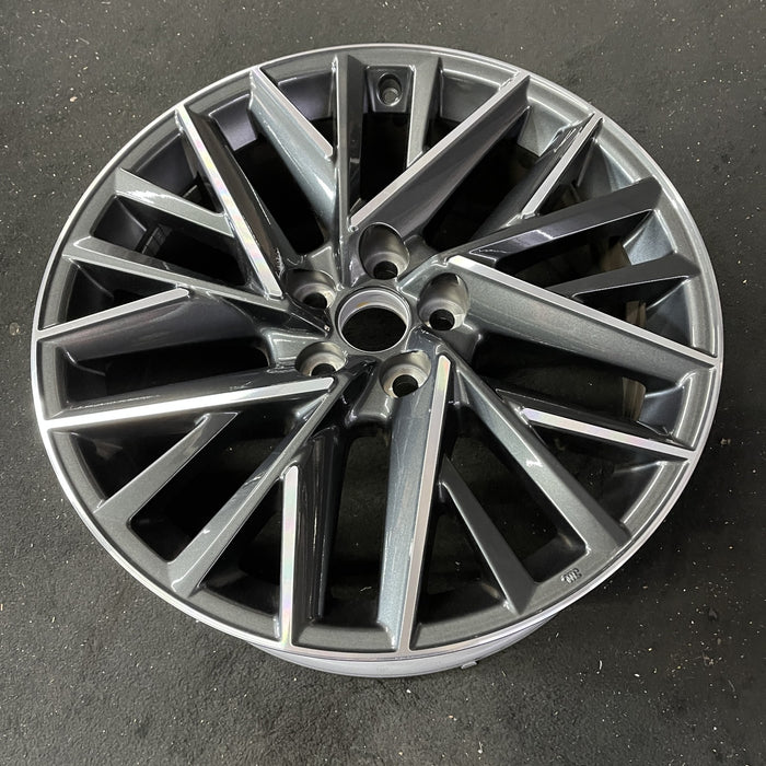 20" TX350 24 20x8, 20 spoke Original OEM Wheel Rim - Close-Up Detail