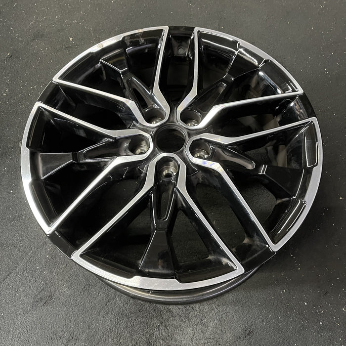 19" K5 21-24 19x8 Original OEM Wheel Rim - Close-Up Detail
