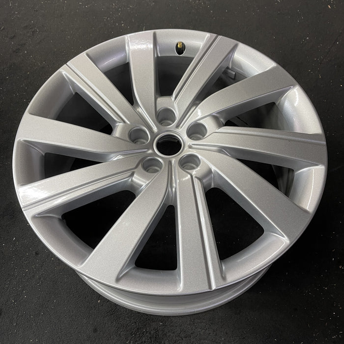 21" RANGE ROVER 22 , 21x8.5, 10 spoke Original OEM Wheel Rim - Close-Up Detail