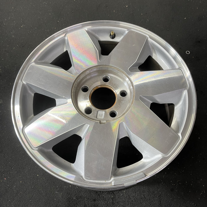 17" DEVILLE 03 5 lug, DTS, 17x7.5, 7 spoke, silver finish Original OEM Wheel Rim - Close-Up Detail