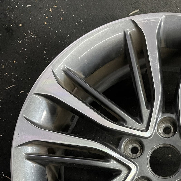 18" VELOSTER 16 18x7.5 w/o body color accents; 20 spoke two te Original OEM - Side Profile