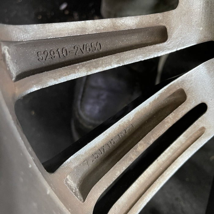 18" VELOSTER 16 18x7.5 w/o body color accents; 20 spoke two te Original OEM - View 9