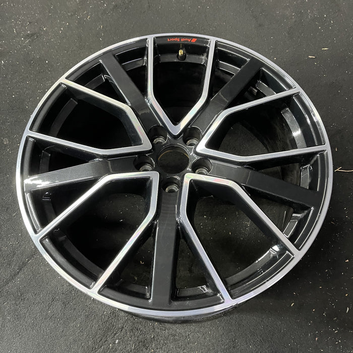 20" AUDI Q5 21-22 20x8 , 15 spoke Original OEM Wheel Rim - Close-Up Detail