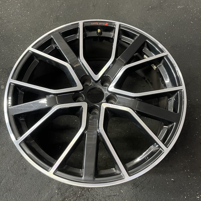 20" AUDI Q5 21-22 20x8 , 15 spoke Original OEM Wheel Rim - Close-Up Detail