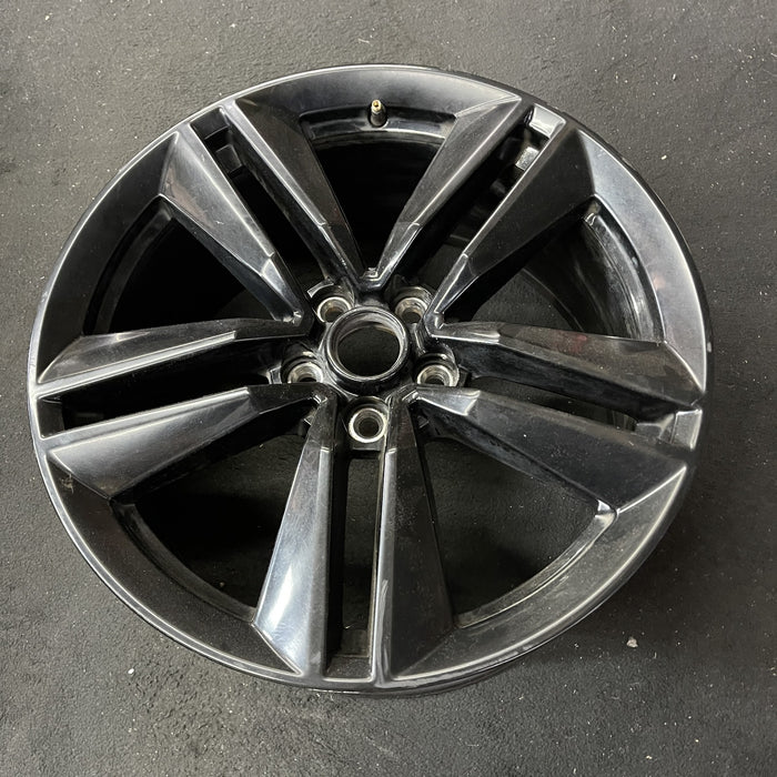 19" MUSTANG 15 19x9 , 10 spoke, 5 split spokes Original OEM Wheel Rim - Close-Up Detail