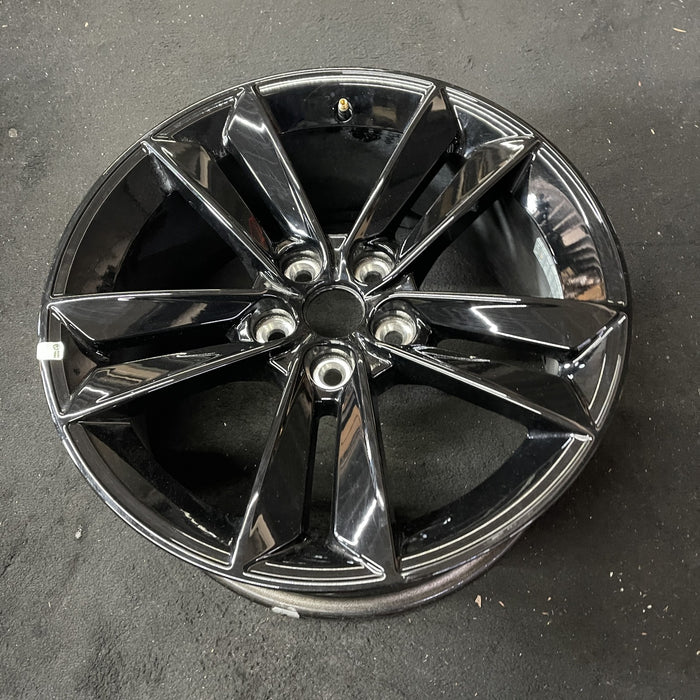 18" MUSTANG 24 18x8.5, Original OEM Wheel Rim - Close-Up Detail