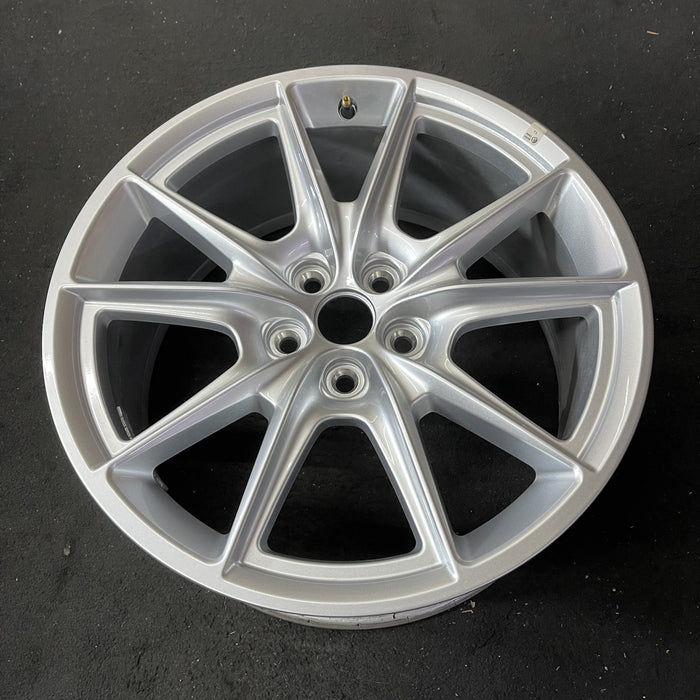 19" MUSTANG 24 19x8.5, , V spoke Original OEM Wheel Rim - Close-Up Detail