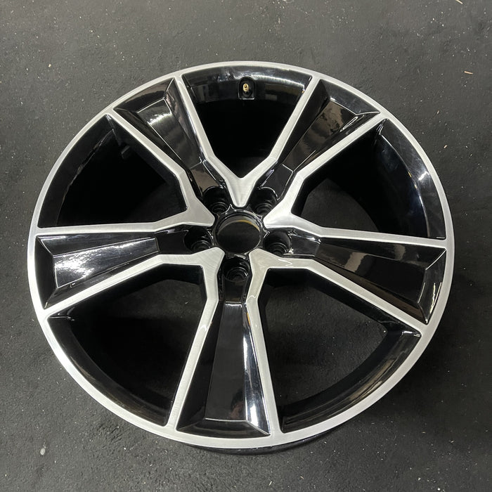20" AUDI Q5 19-20 20x8 , , straight spoke Original OEM Wheel Rim - Close-Up Detail