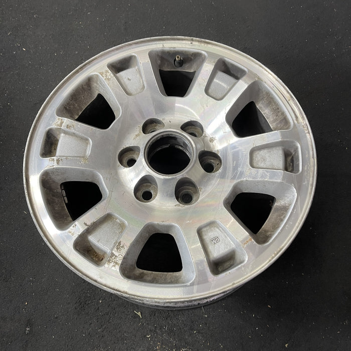 17" SIERRA 1500 PICKUP 05-06 17x7.5, aluminum, opt QF7 Original OEM Wheel Rim - Close-Up Detail