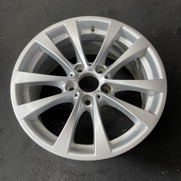 17" BMW 320i 12-13 , 17x7.5 , 5 spoke, V spoke, narrow spoke edge Original OEM - Close-Up Detail