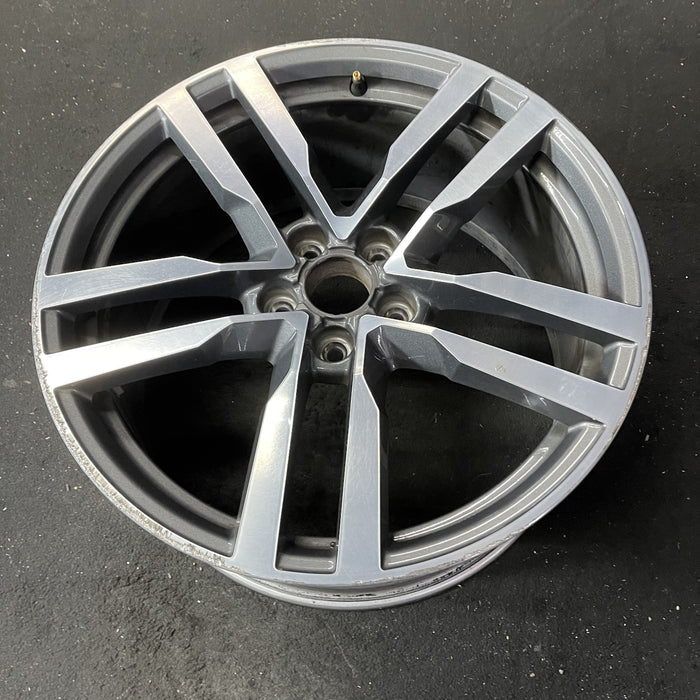 19" AUDI TT 16 Base, 19x9 , , straight spokes Original OEM Wheel Rim - Close-Up Detail