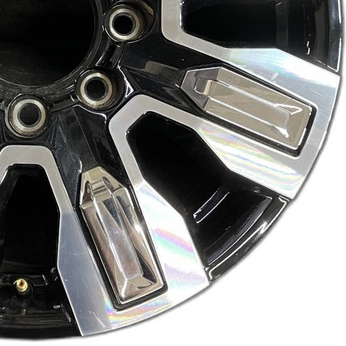 20" SIERRA 2500 PICKUP 24 20x8.5 8 spoke raised spoke machined with black - Close-Up Detail