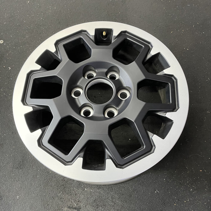 18" 4 RUNNER 25 18x7.5, machined finish Original OEM Wheel Rim - Close-Up Detail