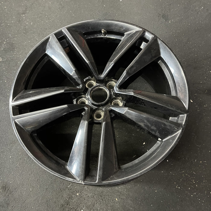 19" MUSTANG 15 19x9 , 10 spoke, 5 split spokes Original OEM Wheel Rim - Close-Up Detail