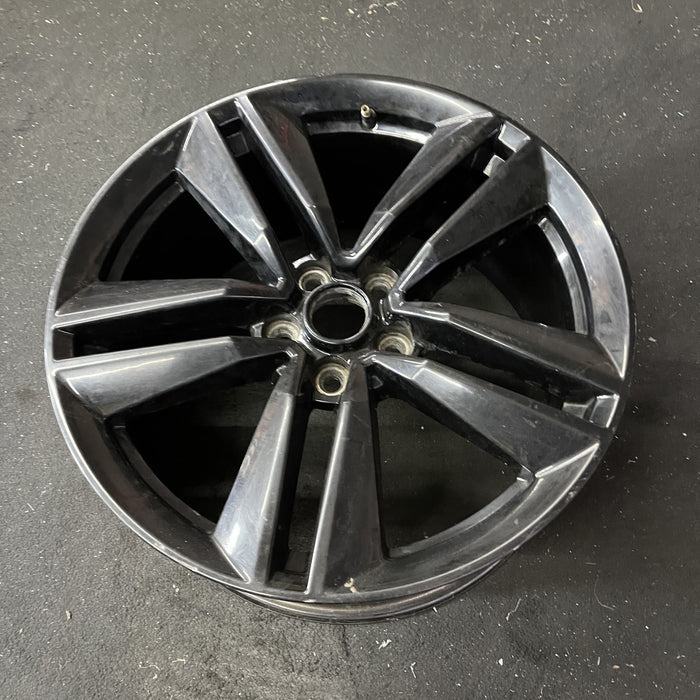19" MUSTANG 15 19x9 , 10 spoke, 5 split spokes Original OEM Wheel Rim - Close-Up Detail