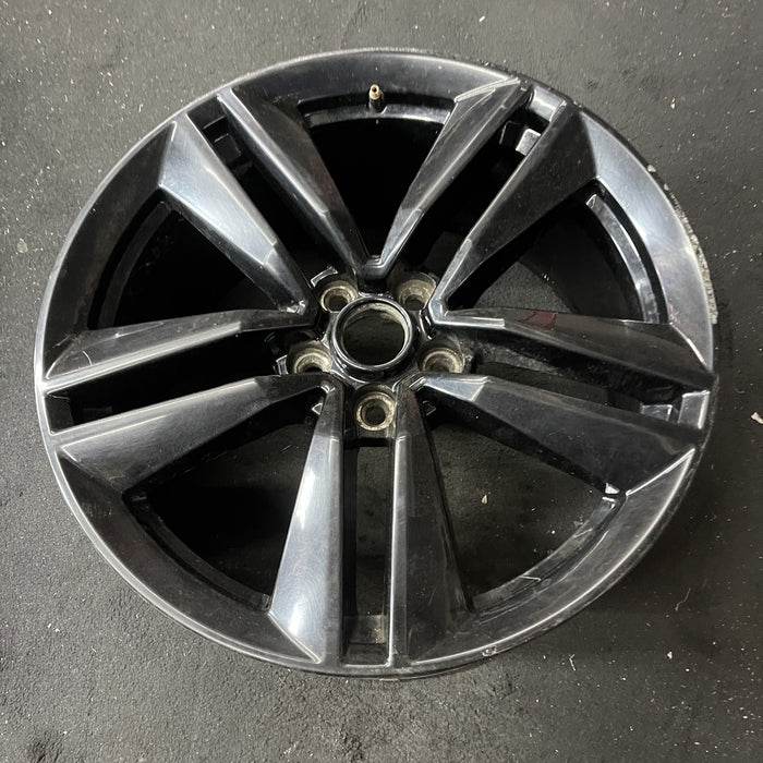 19" MUSTANG 15 19x9 , 10 spoke, 5 split spokes Original OEM Wheel Rim - Close-Up Detail