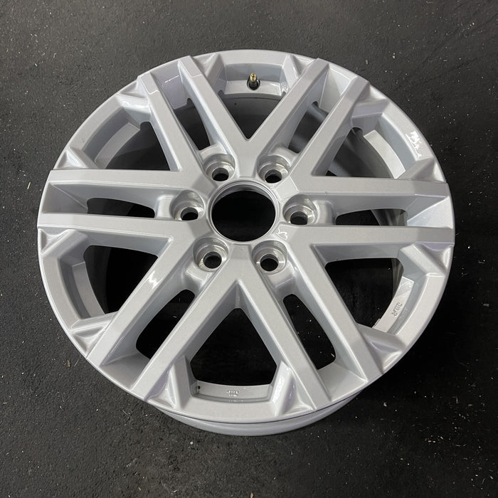 18" SEQUOIA 23-24 18x7.5, 6 double spoke, silver Original OEM Wheel Rim - Close-Up Detail