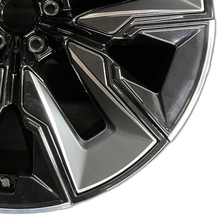 21" 750e 24-25 21x10.5 5 spoke V spoke silver with black inserts Original OEM - Close-Up Detail