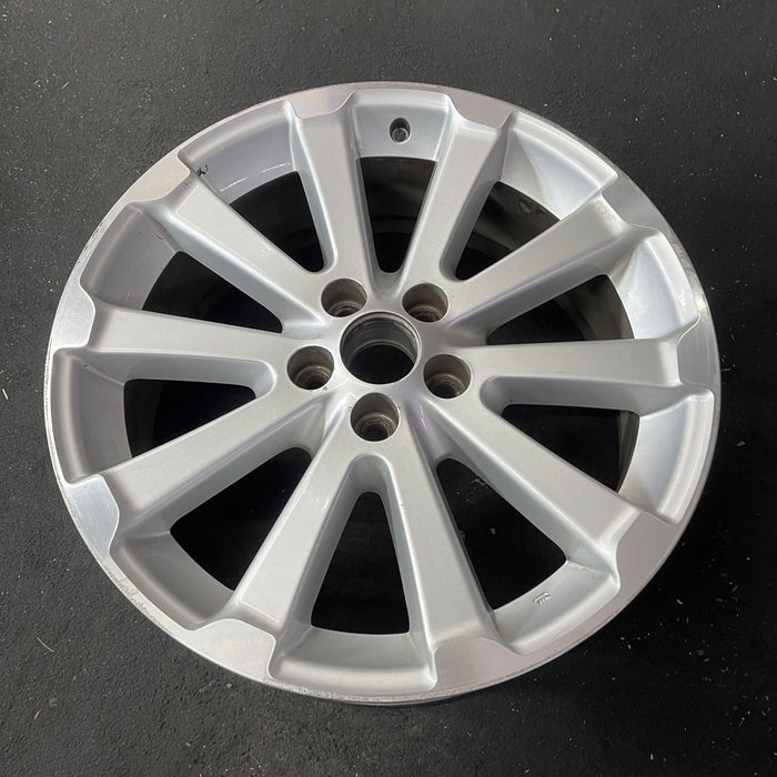 19" VENZA 09-12 19x7.5 Original OEM Wheel Rim - Close-Up Detail