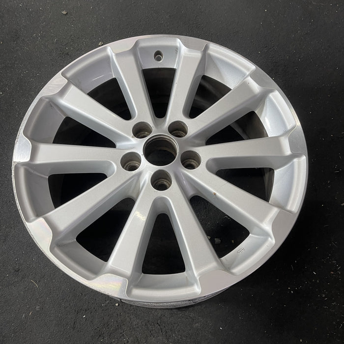 19" VENZA 09-12 19x7.5 Original OEM Wheel Rim - Close-Up Detail